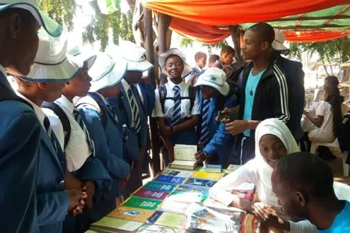 Zimbabve kitap fuarında Kur'an-ı Kerim'in tercümesi dağıtıldı