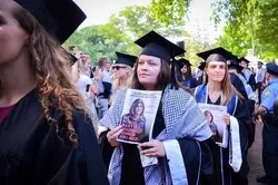 Le drapeau palestinien et les portraits de Shireen Abu Akleh dans une université américaine