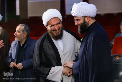 از راست حجت الاسلام محمد قمی، رئیس سازمان تبلیغات اسلامی و حجت الاسلام و المسلمین محمدجواد حاج علی اکبری، امام جمعه موقت تهران در اختتامیه سومین دوره کتاب سال عاشورا