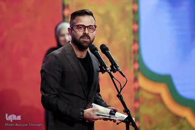 هومن سیدی در مراسم اختتامیه سی و ششمین جشنواره فیلم فجر