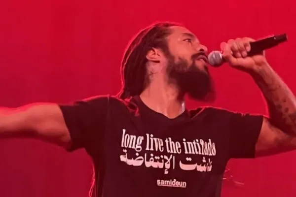 İngilis müğənni səhnəyə “Yaşasın intifada” şüarı ilə çıxdı