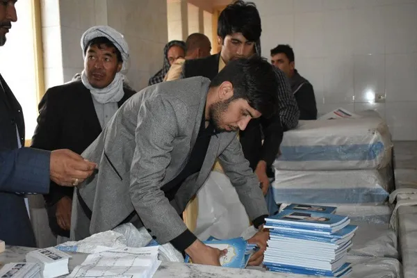 توزیع «ارتباط با خدا» توسط یک کاندیدای انتخابات افغانستان