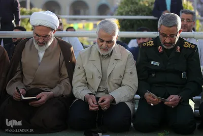 سرلشگر قاسم سلیمانی، در نماز عید سعید فطر به امامت رهبر انقلاب