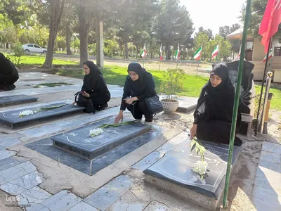 تجدید میثاق خبرنگاران و غبارروبی گلزار شهدای ملایر