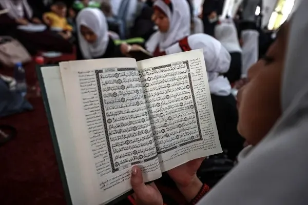أصغرهم عمره 8 أعوام..مئات الحفاظ يسردون القرآن في جلسة واحدة بغزة + صور