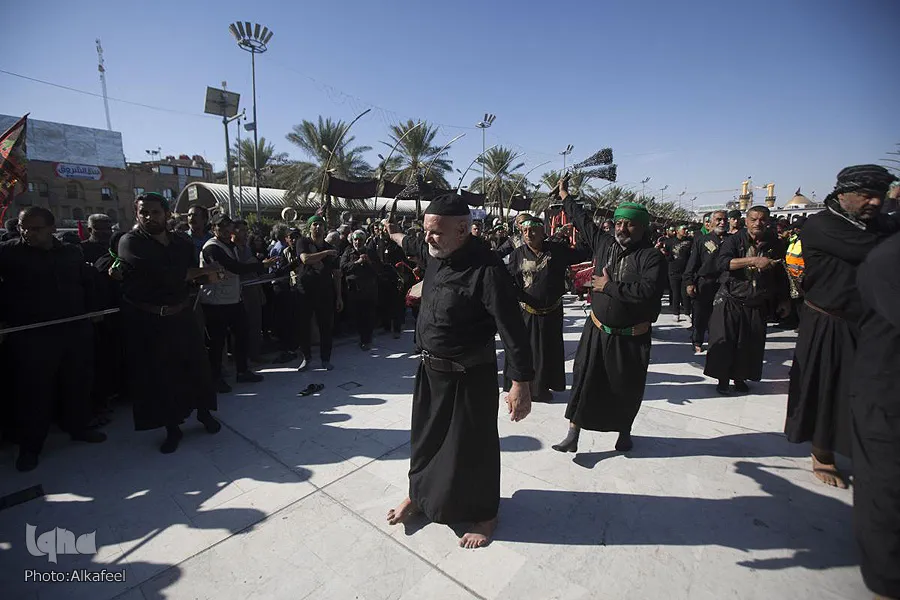 مواكبُ عزاء الزنجيل تتدفّق إلى مرقدَيْ الإمام الحسين وأبي الفضل العبّاس (ع)
