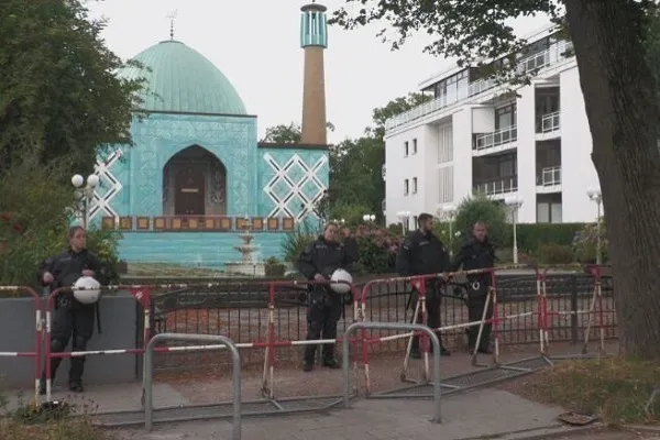 Müslümanlar Frankfurt camiinin kapatılmasını protesto etti