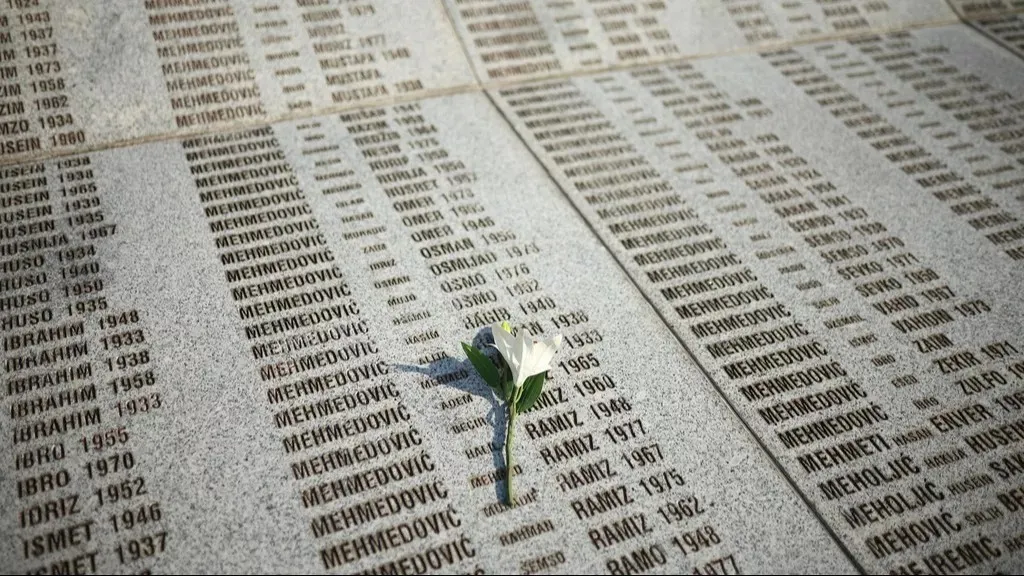Srebrenitsa soykırımının 30. yılı: Binlerce kişi kurbanları anmak için bir araya geldi