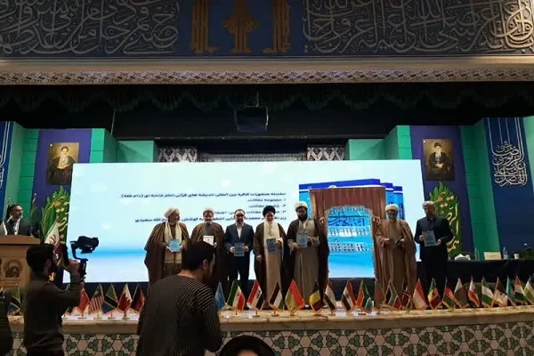 رونمایی از مقالات مبانی قرآنی اندیشه‌های مقام معظم رهبری در مشهد + عکس