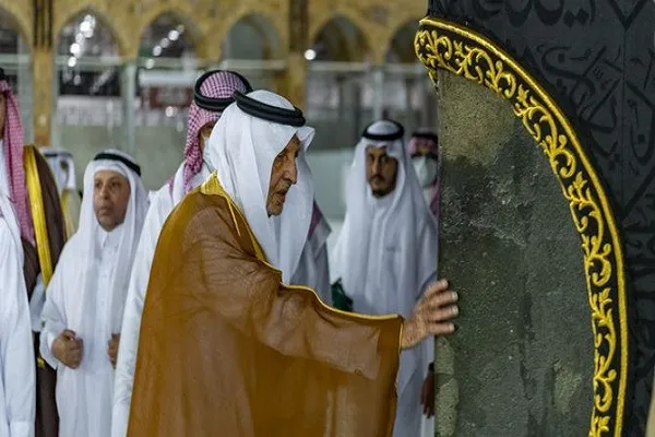 بالصور...غسل الكعبة المشرفة وسط إجراءات مشددة في ظل كورونا