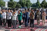 نماز عید قربان در امام‌زاده طاهر کرج