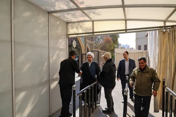 بازدید امام جمعه تبریز از «میز خدمت» مستقر در مصلی