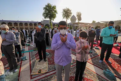 Fitr-Festgebet im Heiligen Schrein von Schah Tscheragh verrichtet