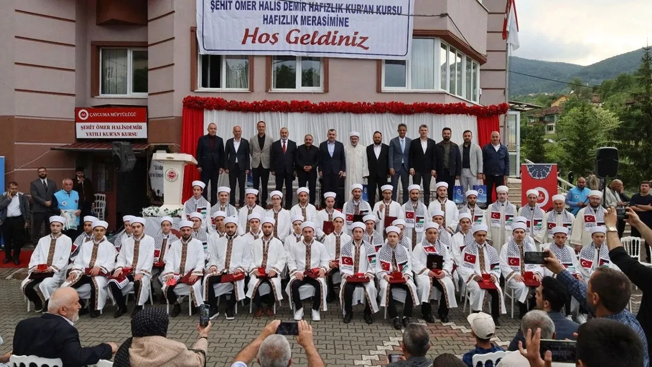 Çaycuma’da hafızlar icazet sevinci yaşadı