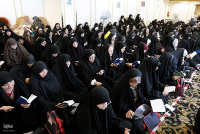مراسم دعای کمیل زائران ایرانی در مدینه منوره به یاد شهدای خدمت