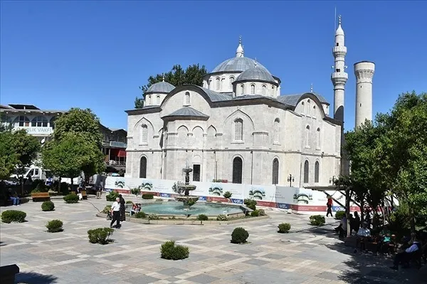 Depremde hasar gören asırlık cami eski görüntüsüne kavuştu
