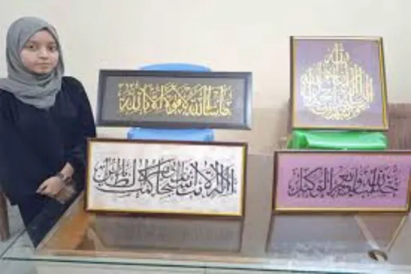 کمسن طالبہ اور آیات قرآن کی  اعلیٰ معیاری خطاطی