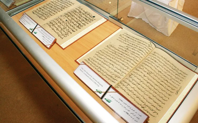 Küveyt Quran yarışlarının haşiyəsində əlyazma Quran nüsxələri sərgisi