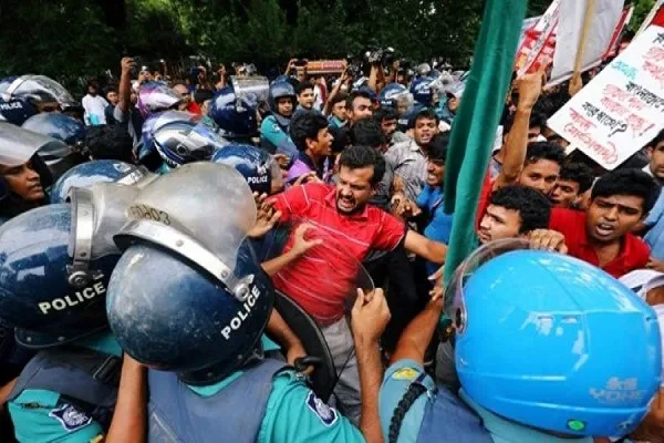 تظاهرات مسلمانان بنگلادشی به دنبال اهانت به پیامبر اسلام(ص)/ 4 نفر کشته شدند