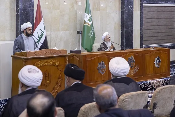 آية الله جواديّ آمليّ يلقي محاضرة حول مقام الأنبياء وأئمّة أهل البيت(ع)