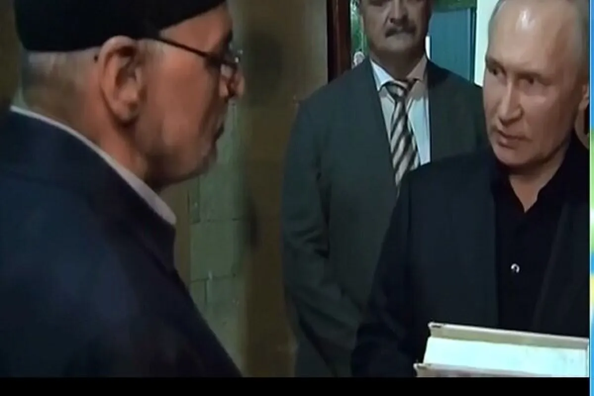 پیوٹن کا روس کی قدیم ترین مسجد کا دورہ، قرآن پاک کا تحفہ بھی وصول کیا