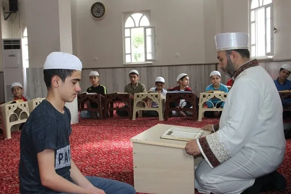Kur’an-ı Kerim’i güzel okumayı çocuklara aşılıyor