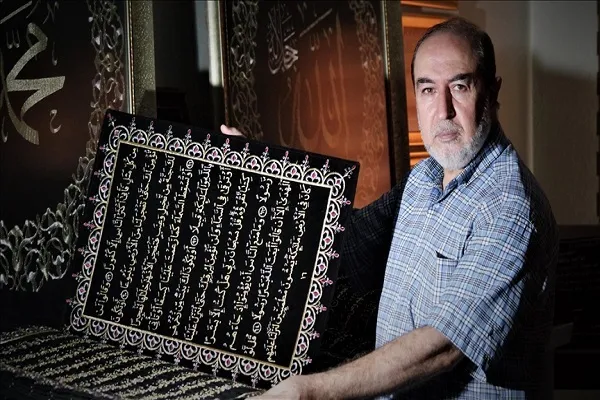 على القماش.. أنامل خطاط سوري تبدع في نقش القرآن