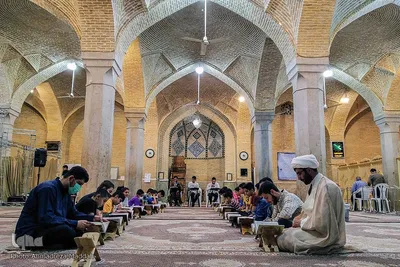 جزء خوانی دانش آموزان در شبستان مسجد وکیل شیراز