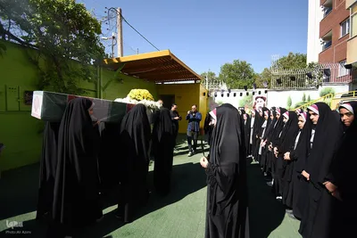 آیین استقبال از پیکر شهید گمنام در دبستان کمائی اصفهان
