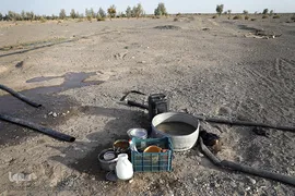 توزیع ۳۰۰بسته معیشتی اقلام ضروری مواد غذایی «هم نمک» میان خانواده های بی بضاعت و محروم روستاهای جازموریان، در جنوب کرمان