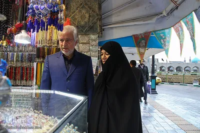 آنها بعد از زیارت امام رضا(ع) اندکی در بازارهای اطراف حرم قدم می‌زنند.