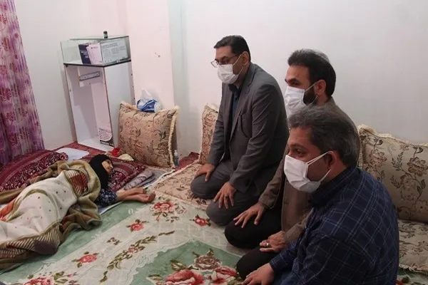 رئیس جهاد دانشگاهی هرمزگان از مادر شهید «عبدالله مرادی» عیادت کرد