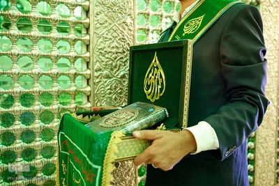 تعویض پرچم حرم مطهر شاهچراغ(ع)