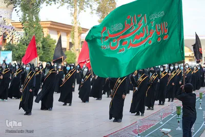 مراسم تعویض پرچم گنبد حرم حضرت شاهچراغ (ع)