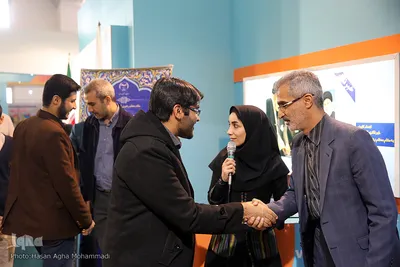 مناظره دانشجویی در غرفه ایکنا ـ نمایشگاه مطبوعات