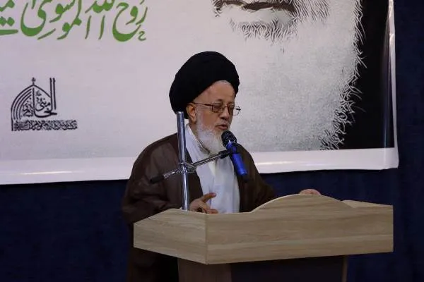 امام خمینی(ره) با نور ایمان جهان را بیدار کرد