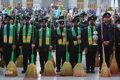 Zum Todestag von Fatima Masuma (s.a.) fegen Diener die Innenhöfe mit Besen