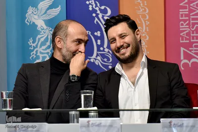 از راست جواد عزتی و هادی حجازی فر در نشست خبری عوامل فیلم «ماجرای نیمروز؛ رد خون» در دهمین روز سی‌وهفتمین جشنواره فیلم فجر

