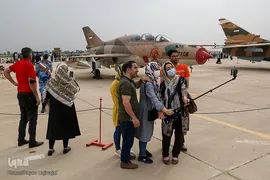بازدید مسافران نوروزی از پایگاه چهارم شکاری دزفول
