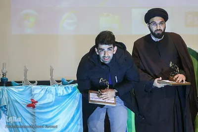 از راست حجت‌الاسلام  سیدمحمد حسین طباطبایی، نابغه قرآنی و شاهین ایزدیار، قهرمان پارالمپیک در آیین تجلیل از نخبگان نسل سوم انقلاب اسلامی
