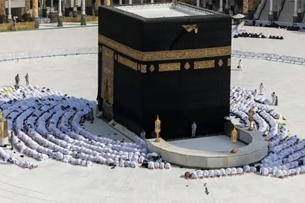 Unang mga Peregrino ng Hajj Dumating sa Saudi Arabia bilang Bihira na mga Tanawin na Lumabas ng Kaaba