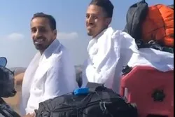 Deux jeunes algériens voyagent à La Mecque en moto