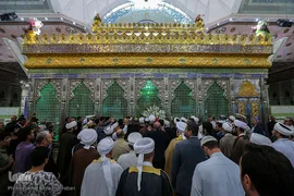 ادای احترام مهمانان کنفرانس وحدت به امام راحل