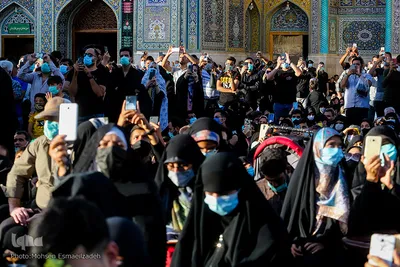 اهتزاز پرچم عزای حسینی بر فراز گنبد حرم رضوی
