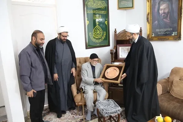 عیادت معاون فرهنگی سازمان اوقاف از استاد غلامرضا سازگار