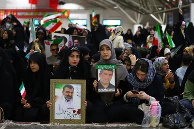 تجدید بیعت دختران و مادران اصفهانی با رهبر انقلاب در گلستان شهدا