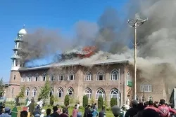 Ang Sunog sa Moske sa Kashmir na Pinangangasiwaan ng India ay Nagdudulot ng Pinsala