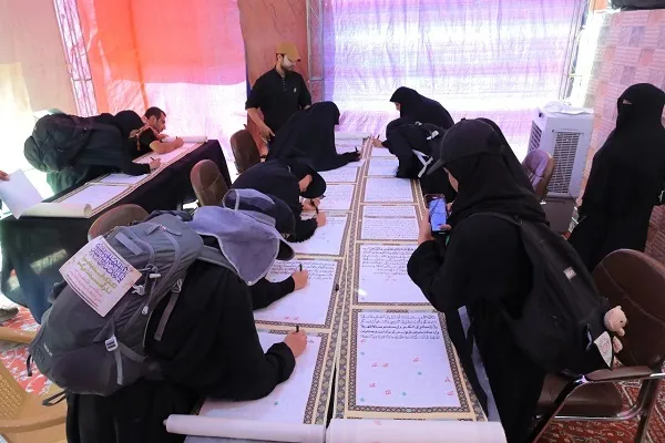 العتبة الحسينية تبادر بخط أطول مصحف بأيدي الزائرين + صور