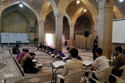 جزء خوانی دانش آموزان در شبستان مسجد وکیل شیراز