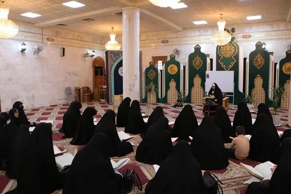 Guru Dari Republik Islam Iran Mengajar dalam kursus Al-Quran khusus untuk wanita di Karbala